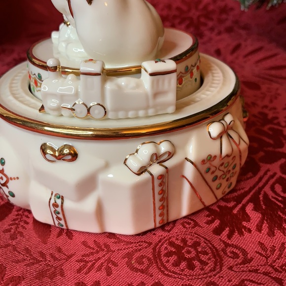 Lenox “China Jewels Musicals Collection” Santa with Train and gifts music box - Picture 8 of 11